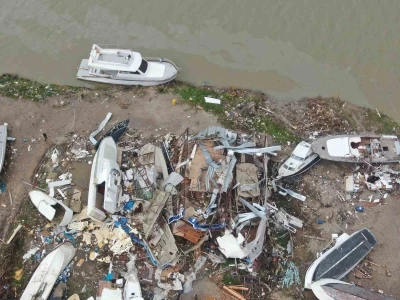 Aksu&rsquo;da sel ve hortum felaketi: Milyonluk tekneler par&ccedil;alandı, 700 d&ouml;n&uuml;m alanda seralar sular altında kaldı
