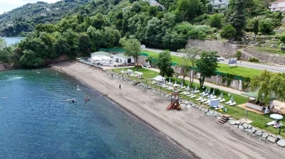 Aktaş Plajı yapılan d&uuml;zenlemelerle yazın g&ouml;zde plajları arasına girdi
