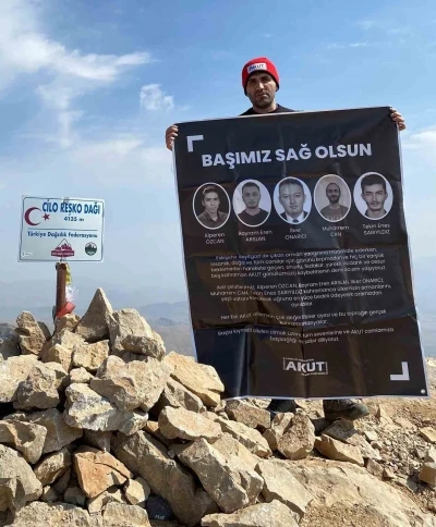 AKUT Manisa gönüllüsü 4 bin 135 metrede orman şehitlerini andı
