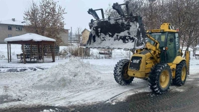 Akyaka Belediyesi karla m&uuml;cadele ekipleri g&ouml;rev başında

