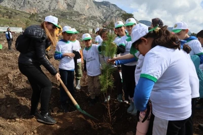 Akyaka&rsquo;da yanan alan fidanlarla yeşeriyor
