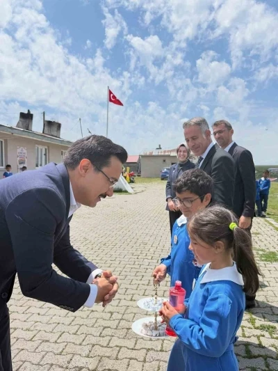 Akyaka Kaymakamı İsmail Demirtaş&rsquo;tan k&ouml;y okullarına yakın ilgi
