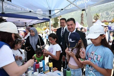 Akyaka sahilinde g&ouml;ky&uuml;z&uuml; u&ccedil;urtmalarla renklendi
