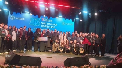 Akyakalı Aleyna Kurtbaş şiir okuma yarışmasında b&ouml;lge birincisi oldu
