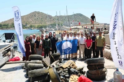 Akyarlar&rsquo;da deniz dibinden 1 ton &ccedil;&ouml;p &ccedil;ıktı
