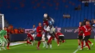 Akyazı'da penaltı itirazı! Hakem devam ettirdi