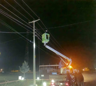 Alaca&rsquo;da kamyon, elektrik ve telefon hatlarına zarar verdi
