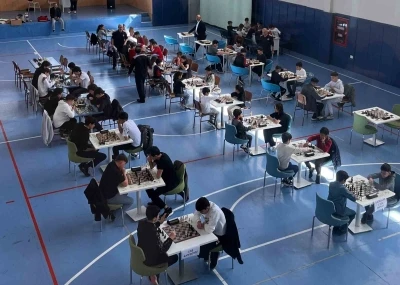 Alaca&rsquo;da lise &ouml;ğrencileri kıyasıya m&uuml;cadele etti
