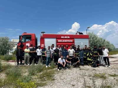 Alaca&rsquo;da &uuml;niversite &ouml;ğrencilerine uygulamalı yangın eğitimi
