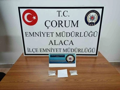 Alaca&rsquo;da uyuşturucuyla yakalanan 2 kişi g&ouml;zaltına alındı
