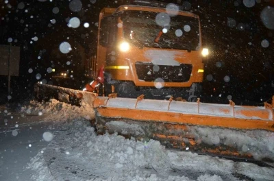 Alacabel&rsquo;de yağmur kara d&ouml;nd&uuml;, kar kalınlığı 5 santime ulaştı
