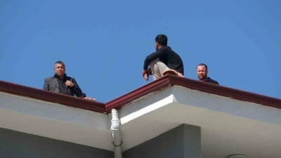 Alacağını alamadı çatıya çıktı, polis yiyecek verip indirdi
