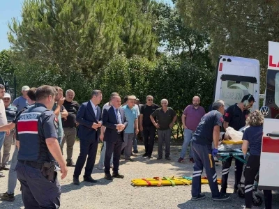 Ala&ccedil;am&rsquo;da trakt&ouml;r devrildi: Yaralı s&uuml;r&uuml;c&uuml; ambulans helikopterle sevk edildi
