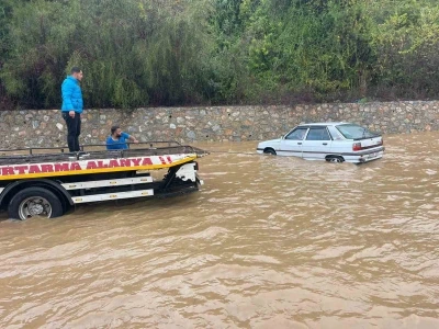 Alanya-Antalya karayolunda araçlar mahsur kaldı
