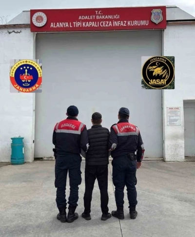 Alanya&rsquo;da 20 yıl kesinleşmiş hapis cezası bulunan h&uuml;k&uuml;ml&uuml; yakalandı
