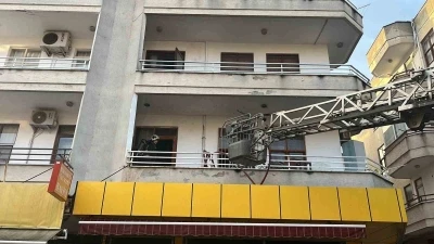 Alanya&rsquo;da 3 katlı binada yangın paniği
