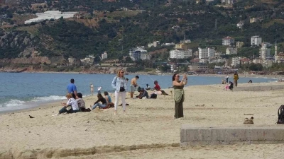 Alanya&rsquo;da bayram arifesinde hava sıcaklığı 20 dereceye ulaştı, tatilciler soluğu sahilde aldı
