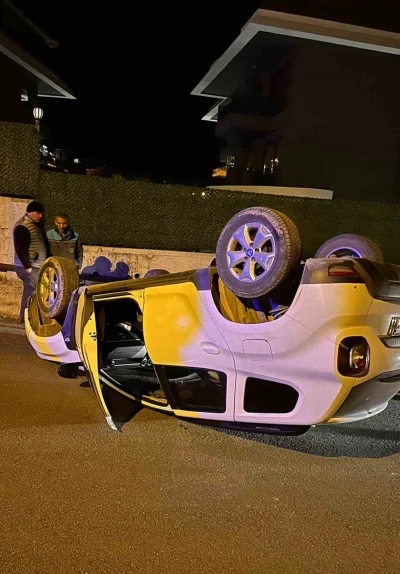 Alanya&rsquo;da beton bariyerlere &ccedil;arpan otomobil takla attı: 1 yaralı
