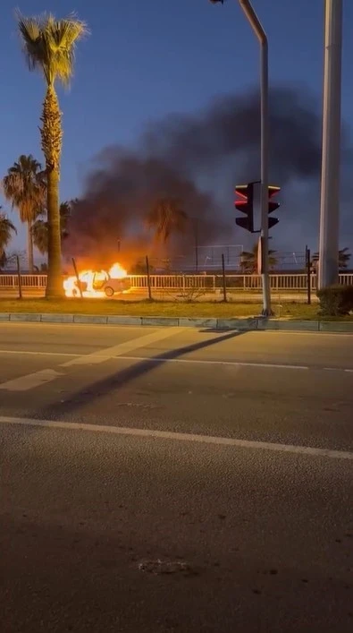 Alanya&rsquo;da &ccedil;arpışan araba alev topuna d&ouml;nd&uuml;

