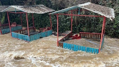 Alanya&rsquo;da &ccedil;ay taştı: İşletmelere ait &ccedil;ardaklar sular altında kaldı
