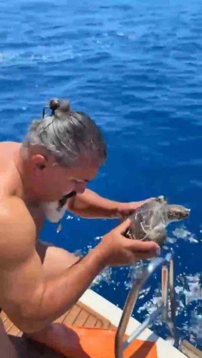 Alanya&rsquo;da &ccedil;uvala dolanan caretta carettayı tur teknesi kaptanı kurtardı
