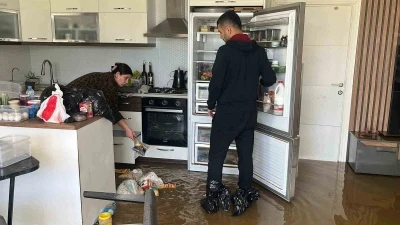 Alanya&rsquo;da debi y&uuml;kseldi, &ccedil;ay kenarındaki işletmeler sele kapıldı
