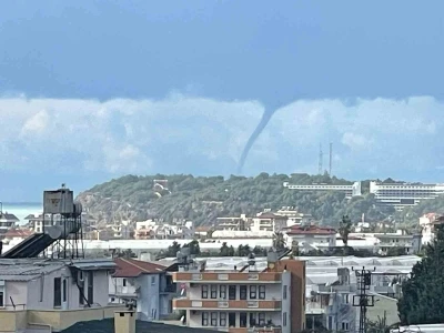 Alanya&rsquo;da denizde oluşan hortum kamerada
