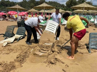 Alanya&rsquo;da dev dalgalar şezlongları kuma g&ouml;md&uuml;
