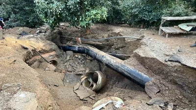 Alanya&rsquo;da DSİ&rsquo;ye ait sulama borusu patladı, park halindeki otomobil suyla birlikte portakal bah&ccedil;esine s&uuml;r&uuml;klendi
