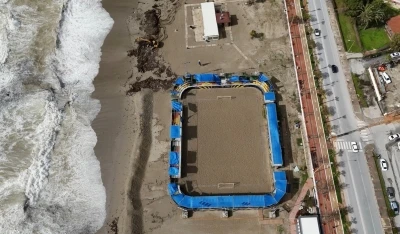Alanya&rsquo;da etkili olan fırtına sahildeki işletmede hasara yol a&ccedil;tı
