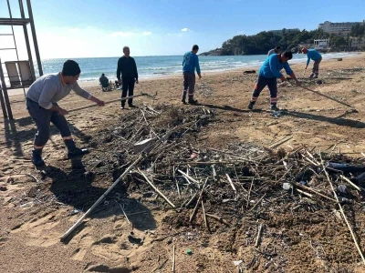 Alanya&rsquo;da fırtına sonrası plajlarda temizlik yapıldı
