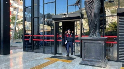 Alanya&rsquo;da g&ouml;revli polislerin &uuml;zerine motosiklet s&uuml;rd&uuml;ler, kayıta aldıkları g&ouml;r&uuml;nt&uuml;leri sosyal medyada paylaştılar
