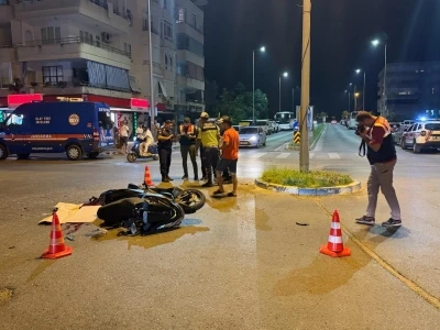 Alanya&rsquo;da hafif ticari ara&ccedil;la &ccedil;arpışan motosikletli gen&ccedil; yaralandı
