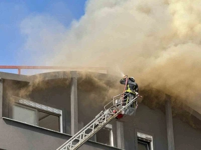 Alanya’da inşaat halindeki apartmanın çatı katında çıkan yangın korkuttu
