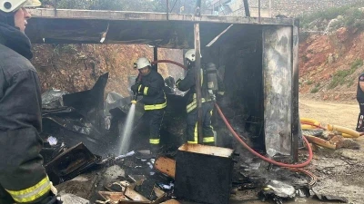 Alanya&rsquo;da iş&ccedil;ilerin kaldığı konteyner alevlere teslim oldu
