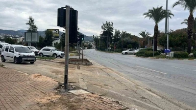 Alanya&rsquo;da kamyon ile &ccedil;arpışan gen&ccedil; motosikletli hayatını kaybetti
