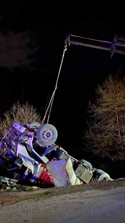 Alanya&rsquo;da kamyon şarampole devrildi: 1 &ouml;l&uuml;, 1 yaralı
