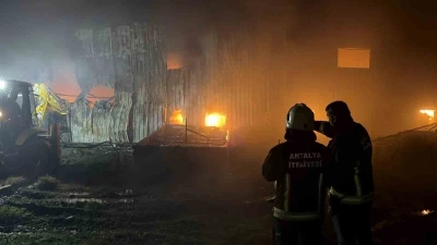 Alanya&rsquo;da klima deposu alevlere teslim oldu
