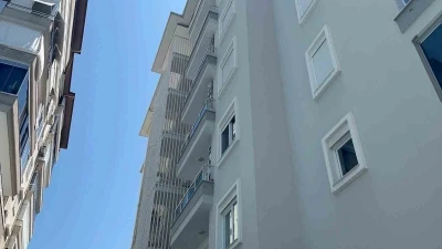 Alanya’da klima takarken dengesini kaybeden kişi 6. kattan zemine düştü
