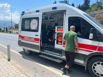 Alanya&rsquo;da motosiklet kazasında s&uuml;r&uuml;c&uuml; ve yolcu yaralandı
