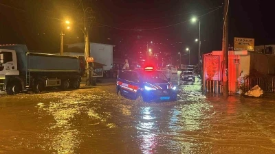 Alanya&rsquo;da Oba &ccedil;ayı taştı, caddeler sular altında kaldı
