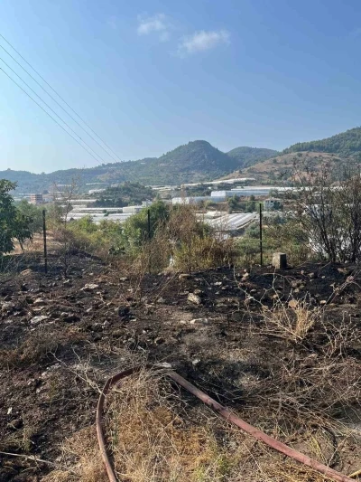 Alanya’da otluk alanda çıkan yangın büyümeden söndürüldü
