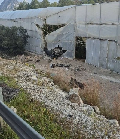 Alanya&rsquo;da otomobil muz serasına devrildi: 1 &ouml;l&uuml;, 1 yaralı

