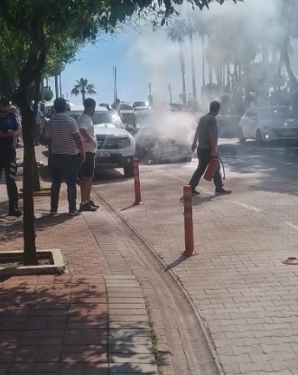 Alanya&rsquo;da otomobilin motor kısmından dumanlar y&uuml;kseldi, yangını vatandaş s&ouml;nd&uuml;rd&uuml;
