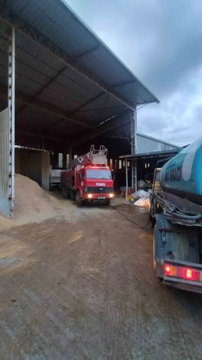 Alanya&rsquo;da palet at&ouml;lyesinde yangın b&uuml;y&uuml;meden s&ouml;nd&uuml;r&uuml;ld&uuml;
