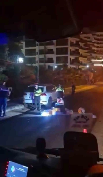 Alanya&rsquo;da park halindeki otomobile &ccedil;arpan gen&ccedil; motosikletli hayatını kaybetti
