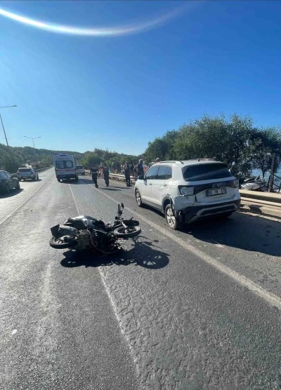 Alanya&rsquo;da park halindeki otomobile &ccedil;arpan motosikletteki 2 kişi yaralandı
