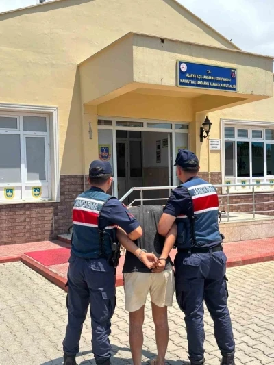 Alanya&rsquo;da "jandarmayım" deyip hesap &ouml;demeden ayrılan ş&uuml;pheliye operasyon
