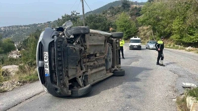 Alanya&rsquo;da ref&uuml;je &ccedil;arpan hafif ticari ara&ccedil; devrildi: 1 yaralı
