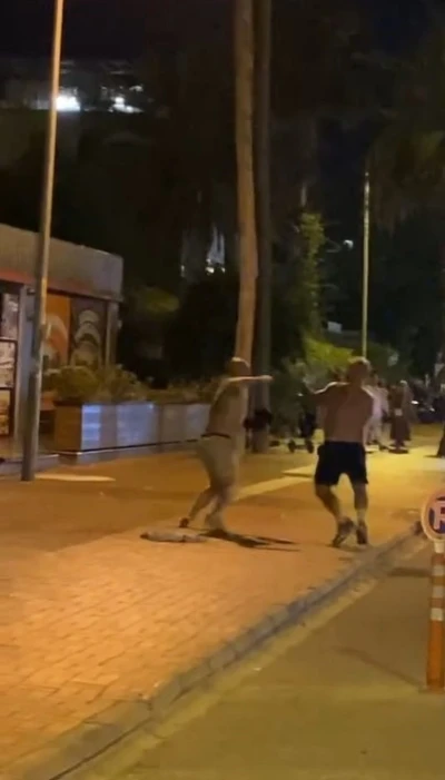 Alanya’da Rus turistlerin yumruklu kavgası kamerada
